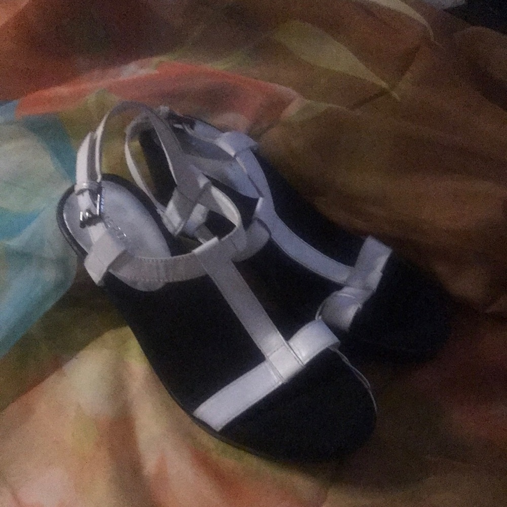 Merdona size 7 1/2 white wedge sandal